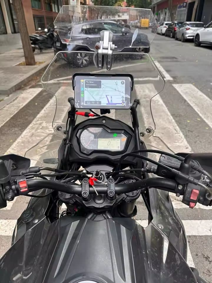 Écran Moto Anti-Reflet : Voir Clair en Plein Soleil