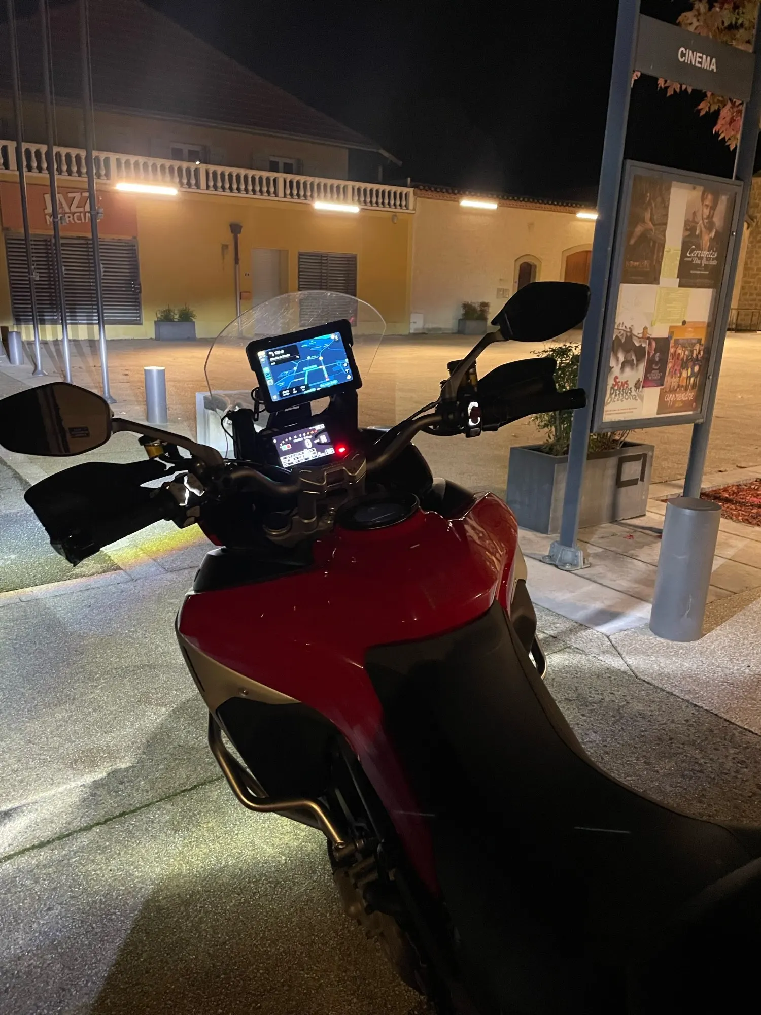 Montage CarPlay sans fil sur Kawasaki Z900 style rétro