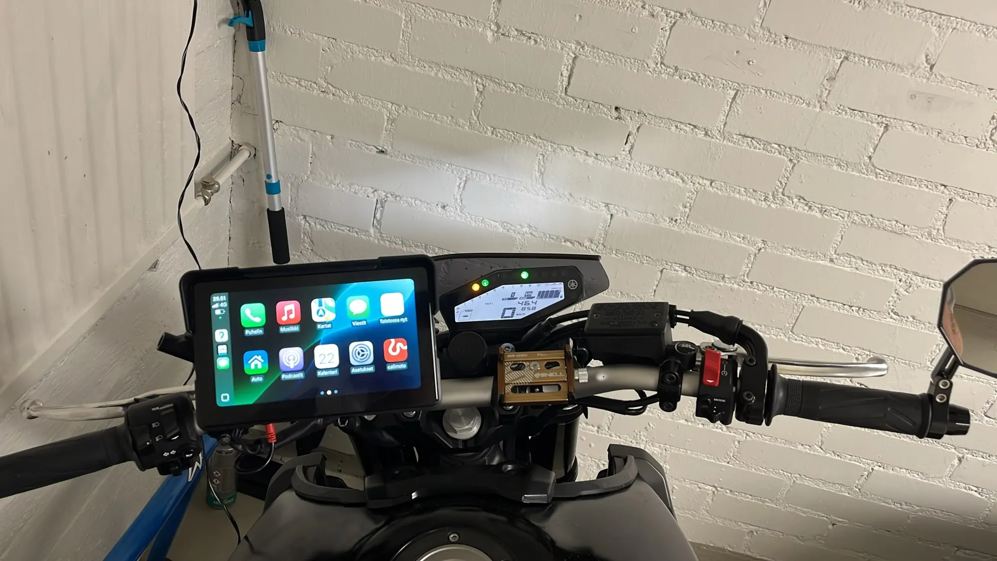 Écran CarPlay Moto en action sur route de montagne - Navigation GPS moto